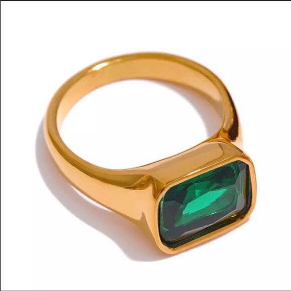 #38 NEW Beautiful Emerald Green Gold Ring - Picture 4 of 9